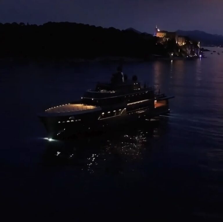 “Atlante” at Night: A Floating Masterpiece